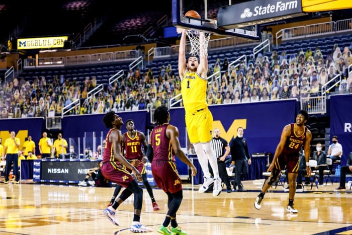 Michigan's Hunter Dickinson dunks